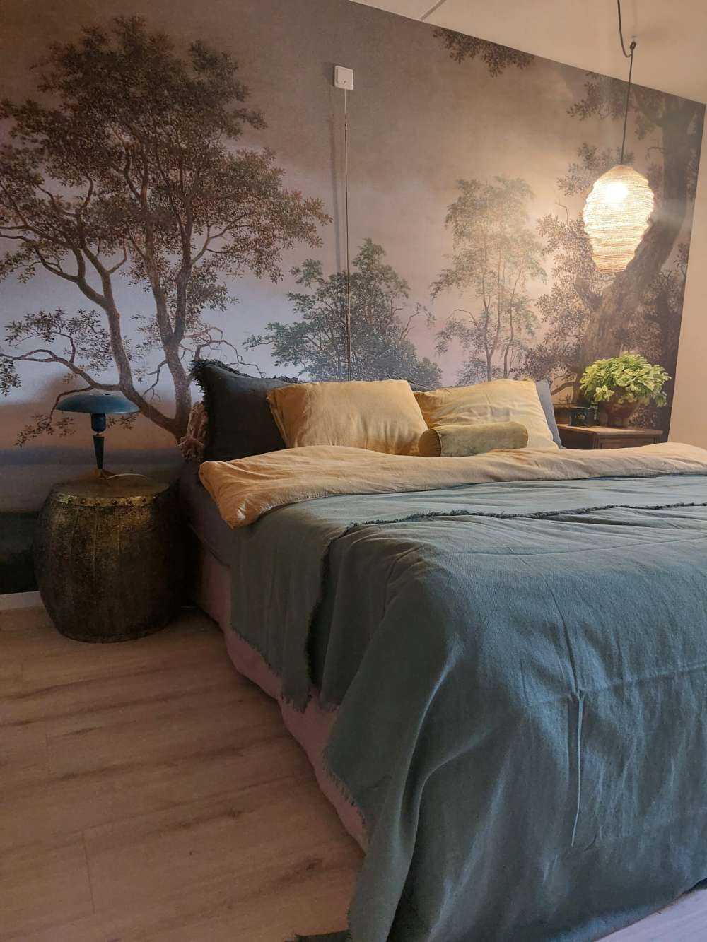 Flodlandskab set gennem træer