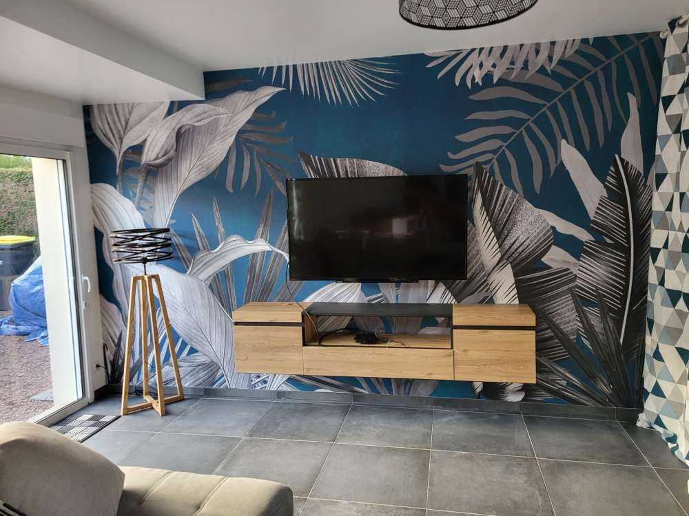 Tropiska blad på en blå bakgrund