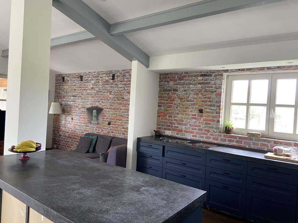 Bymur med utsikt gjennom