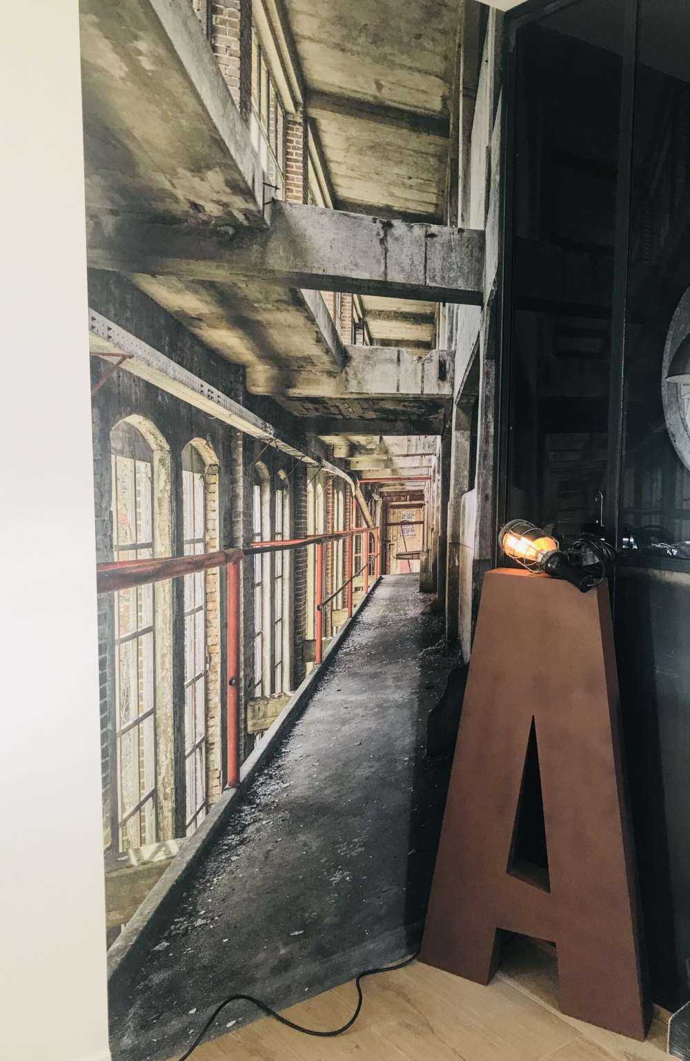 Gangvei i forlatt bygning