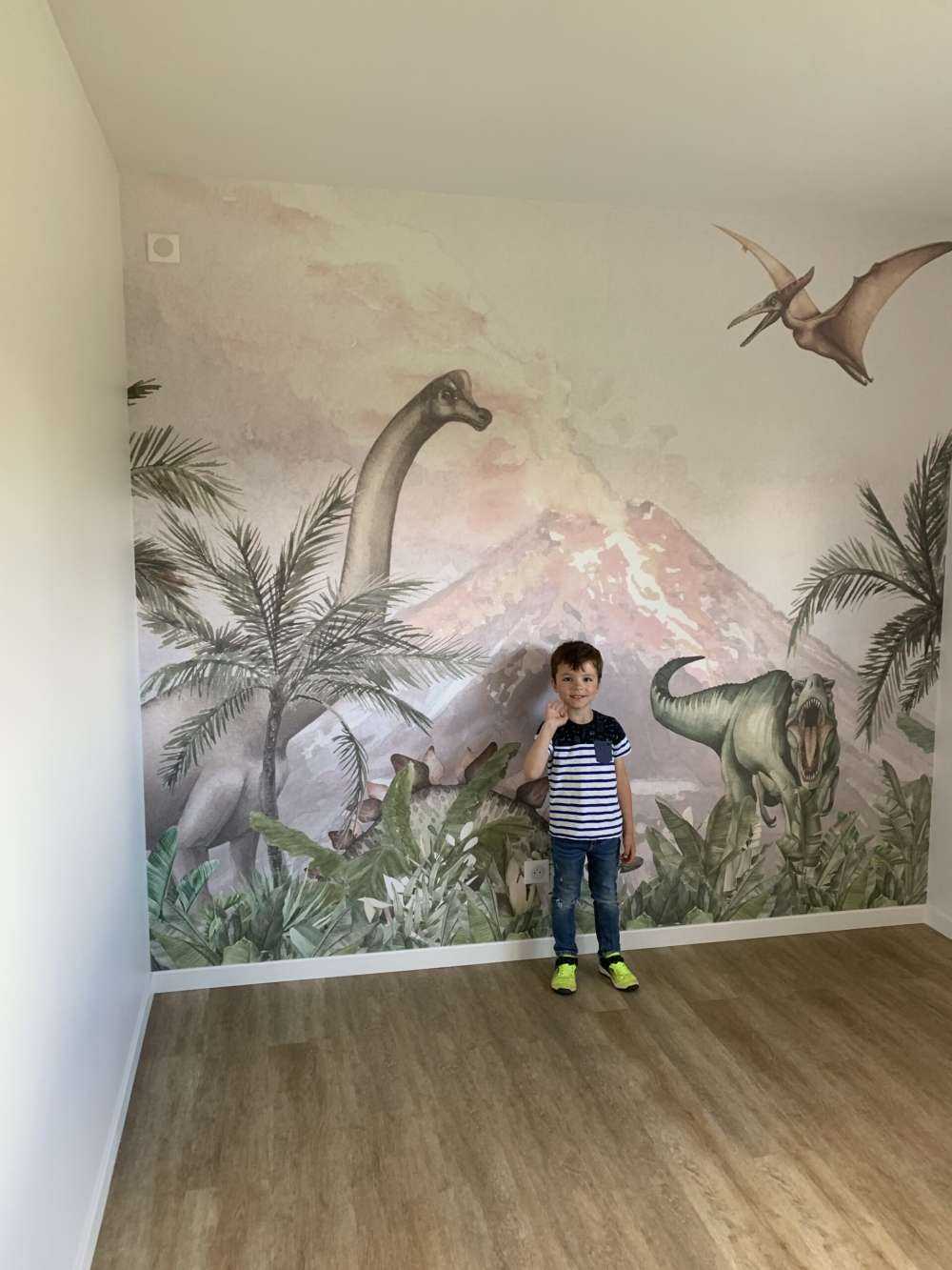 Dino ligger i nærheten av en vulkan