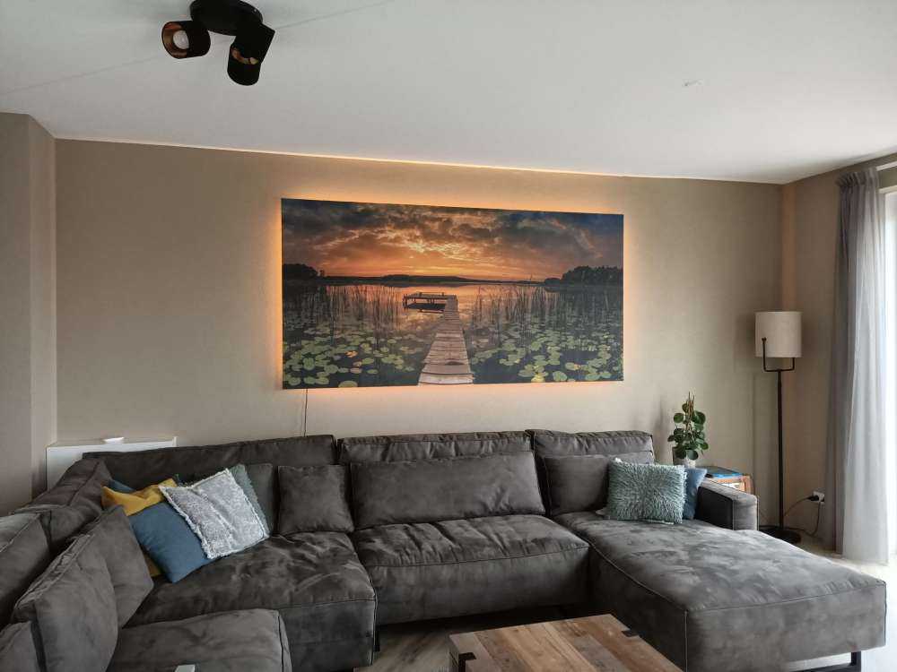 Soloppgang ved innsjøen