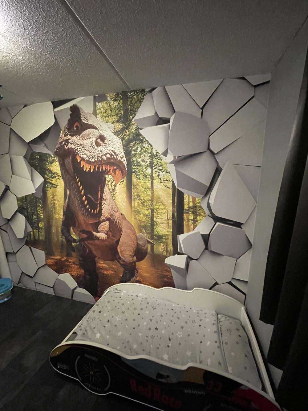 Dino i en vegg