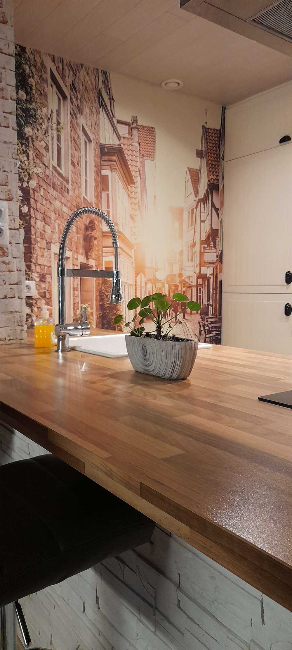 Solnedgang i en gammel gade