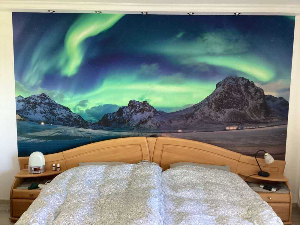 Nordlys over sneklædte bjerge