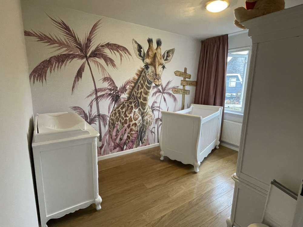 Giraffunge i djungeln rosa