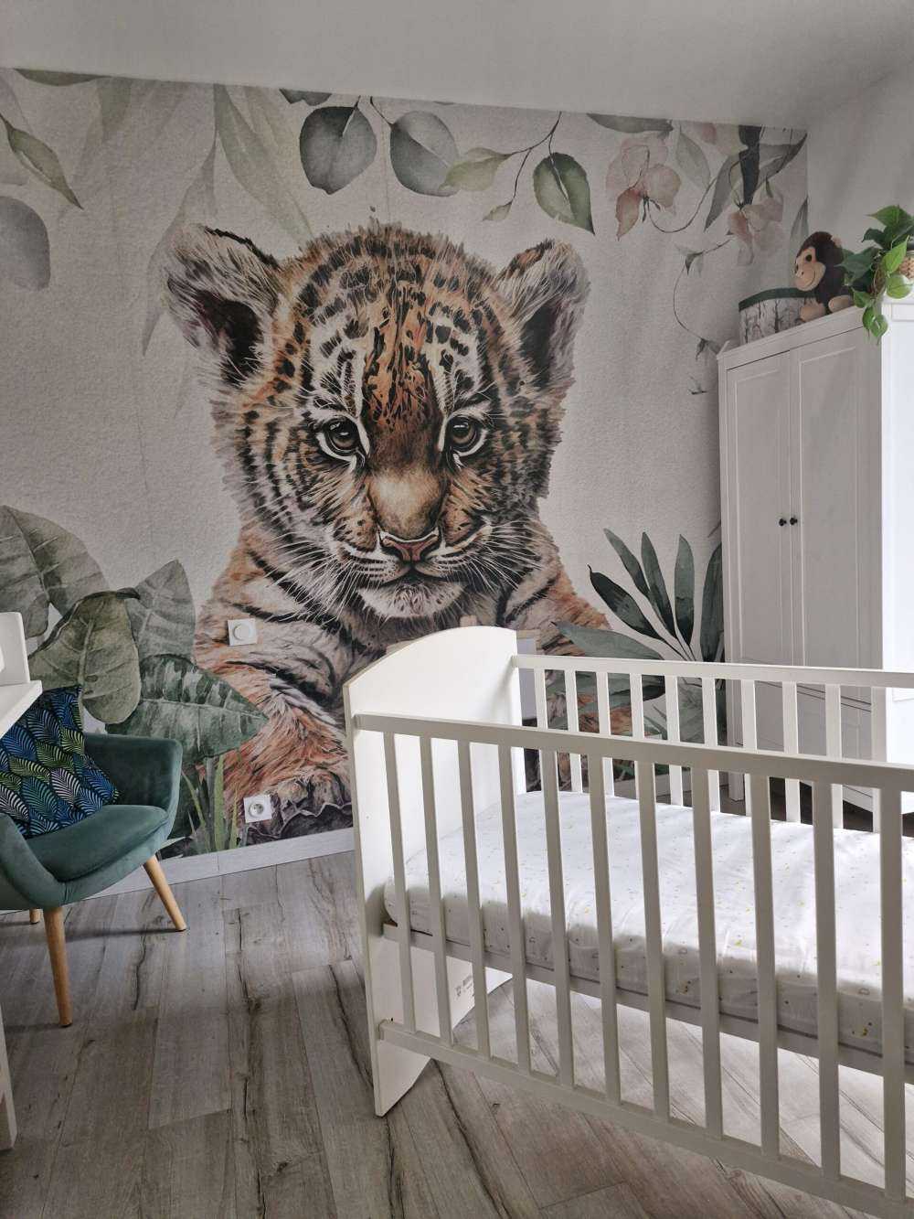 Söt tiger med växter