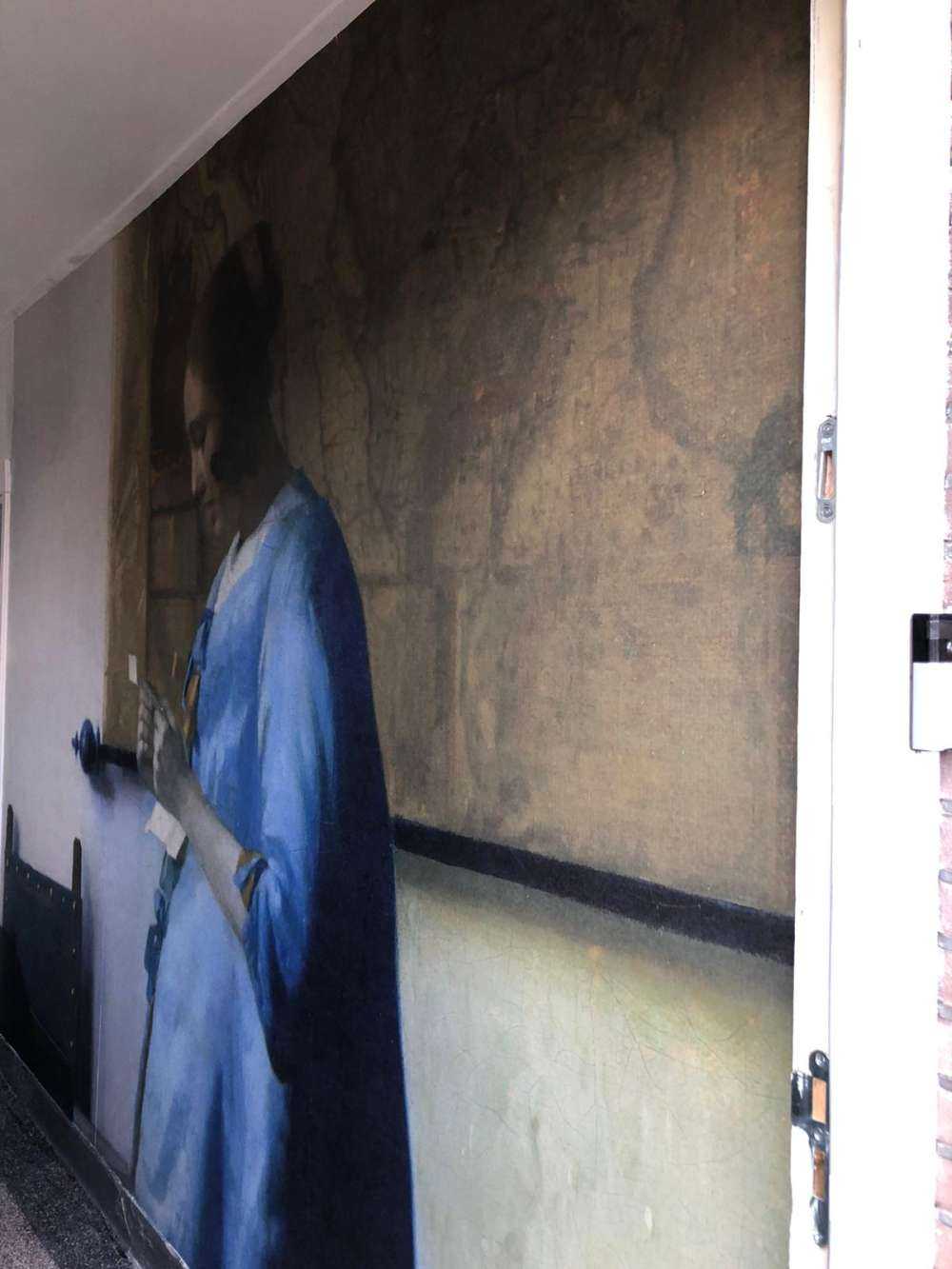 Kvinde, der læser et brev