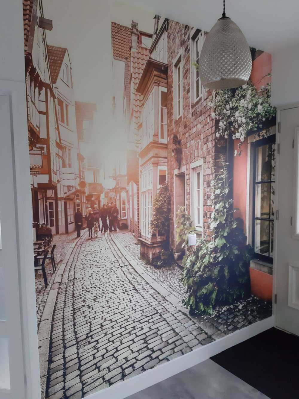 Solnedgang i en gammel gade