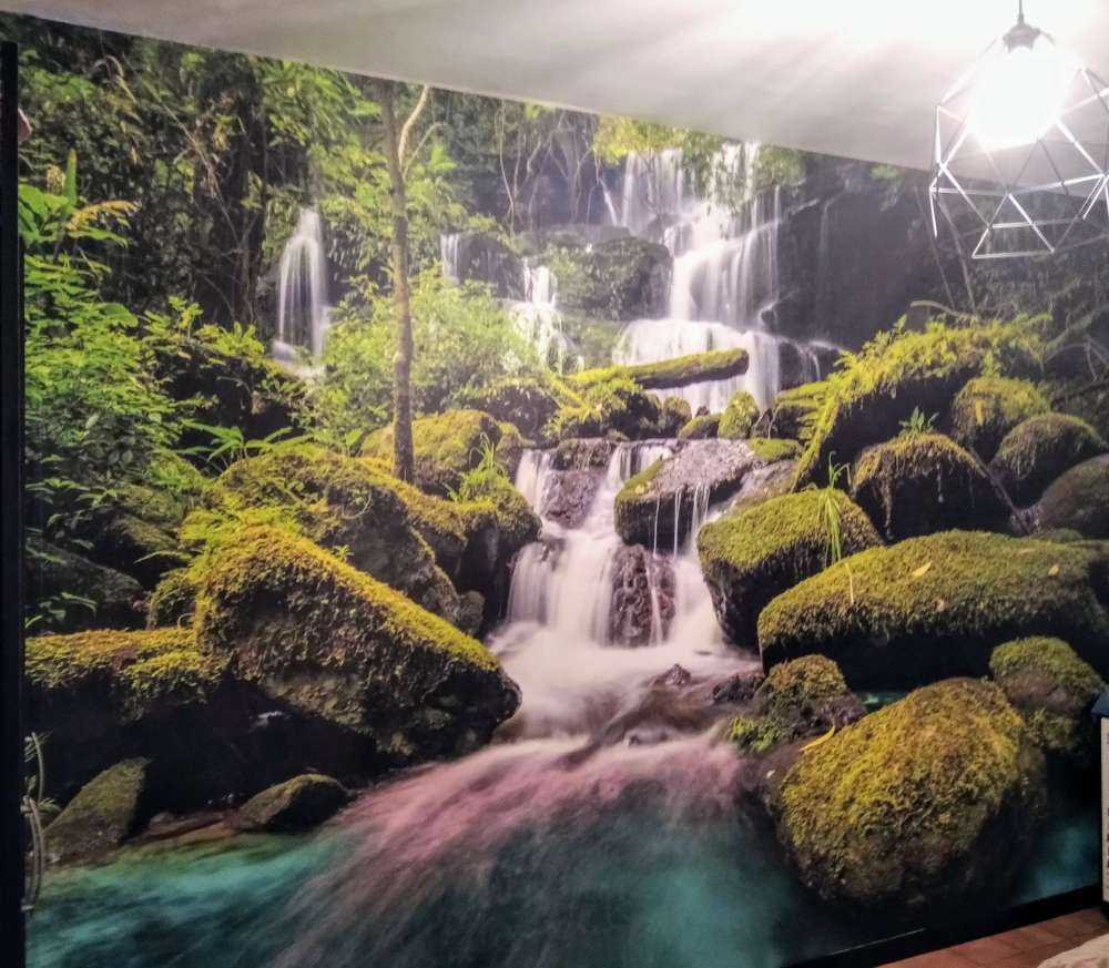 Vandfald i en jungle