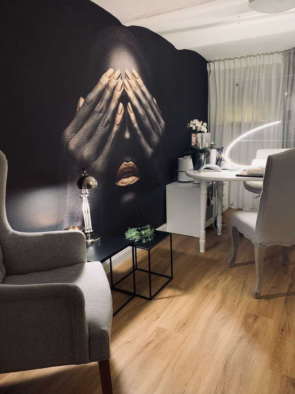 Kvinne med hendene foran øynene