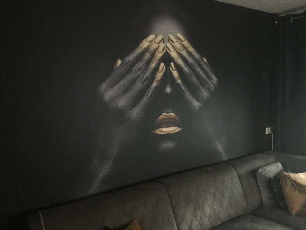 Kvinne med hendene foran øynene