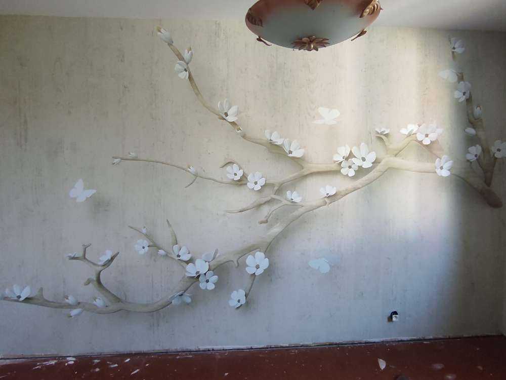 Gren med vita blommor på träbakgrund