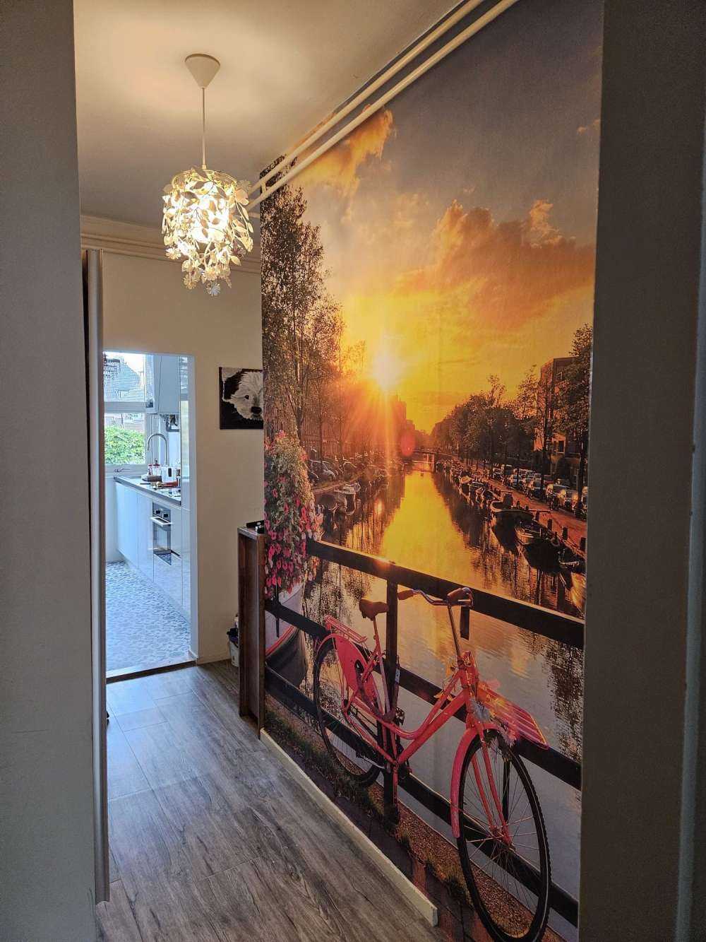 Cykla på en bro med blommor