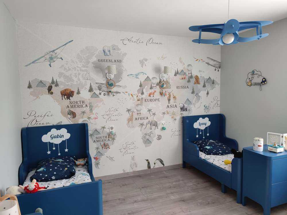 Världskarta med olika djur