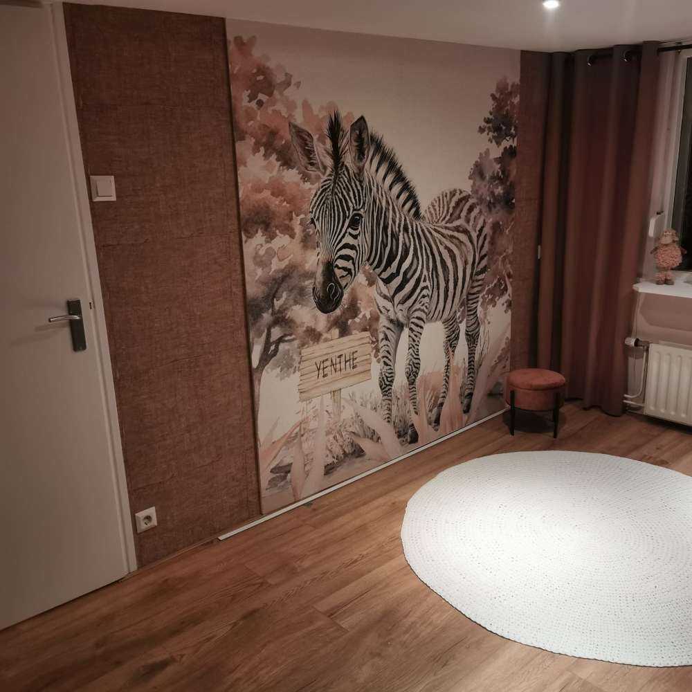 Ung zebra i naturen taupe