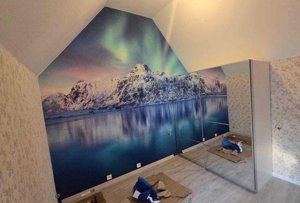 Nordlys over et frossent hav og bjerge