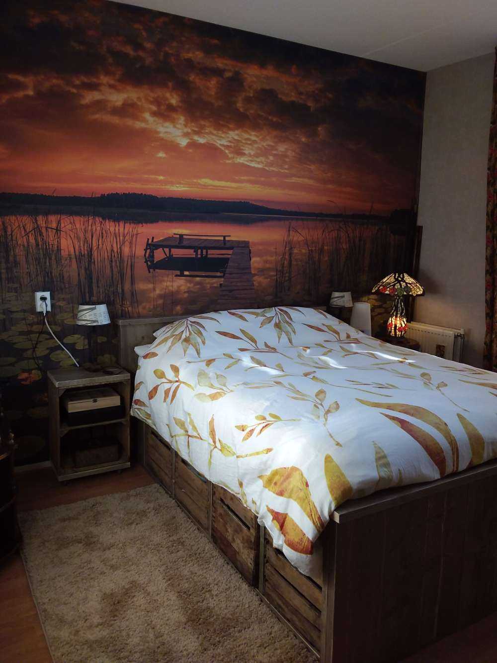 Soloppgang ved innsjøen