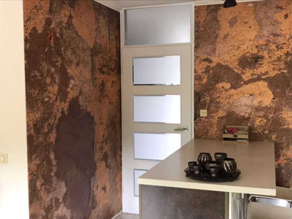 Gammal vägg med gul stuckatur
