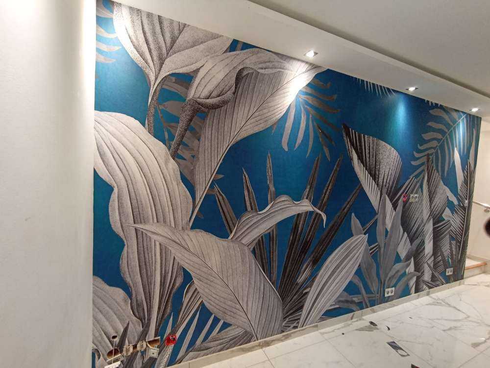 Tropiska blad på en blå bakgrund