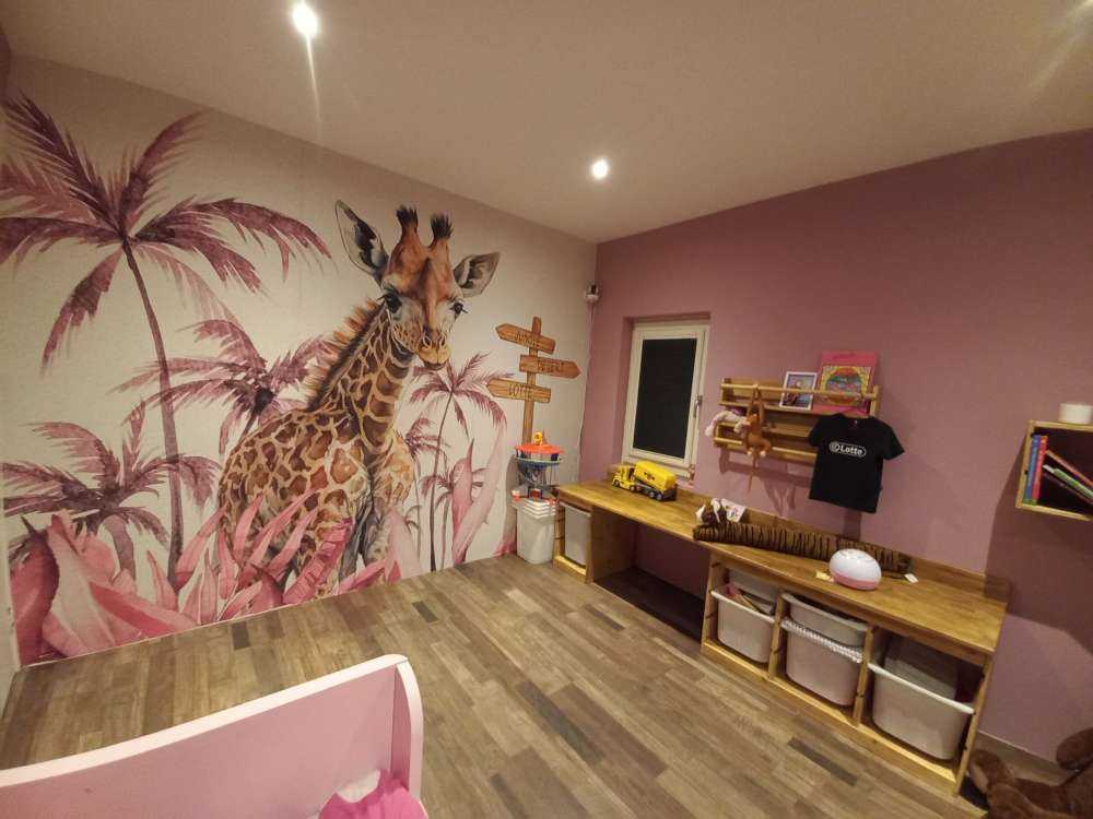 Giraffunge i djungeln rosa