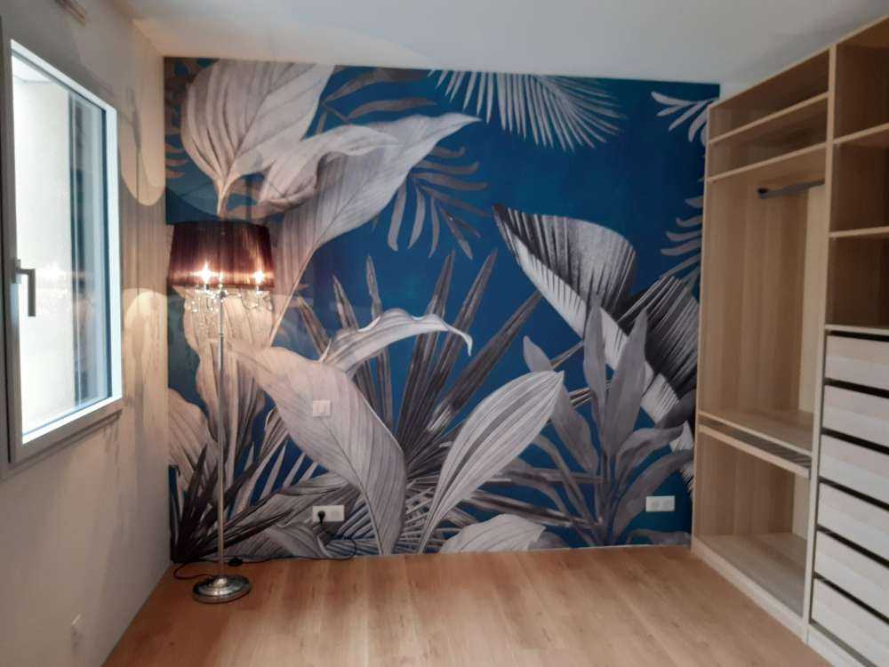 Tropiska blad på en blå bakgrund