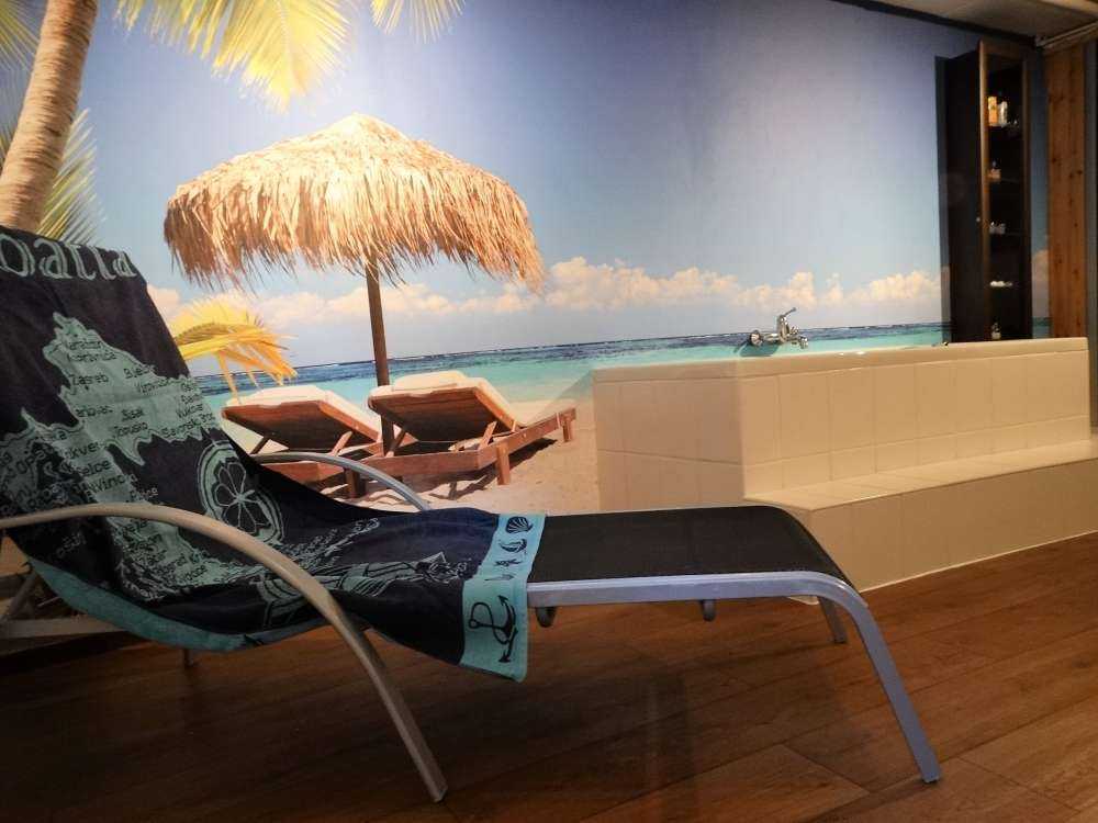 Stoler og parasoll på tropisk strand