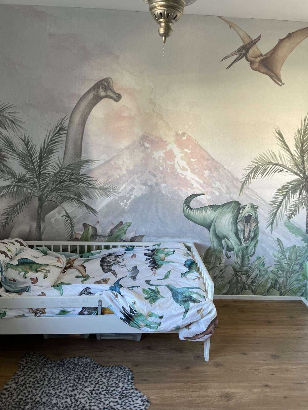Dino ligger i nærheten av en vulkan