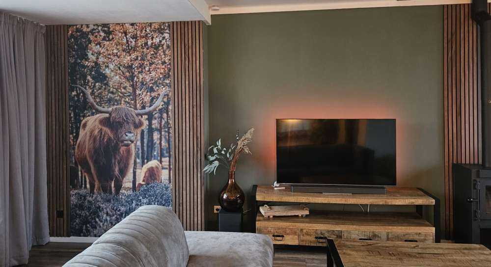 Skotsk høylander i utkanten av skogen