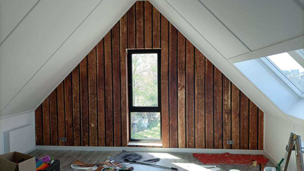 Mørke lodrette træplanker