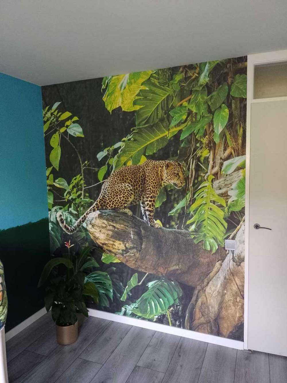 Leopard på en gren