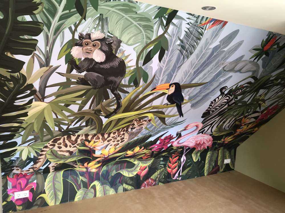 Farverig jungle med dyr