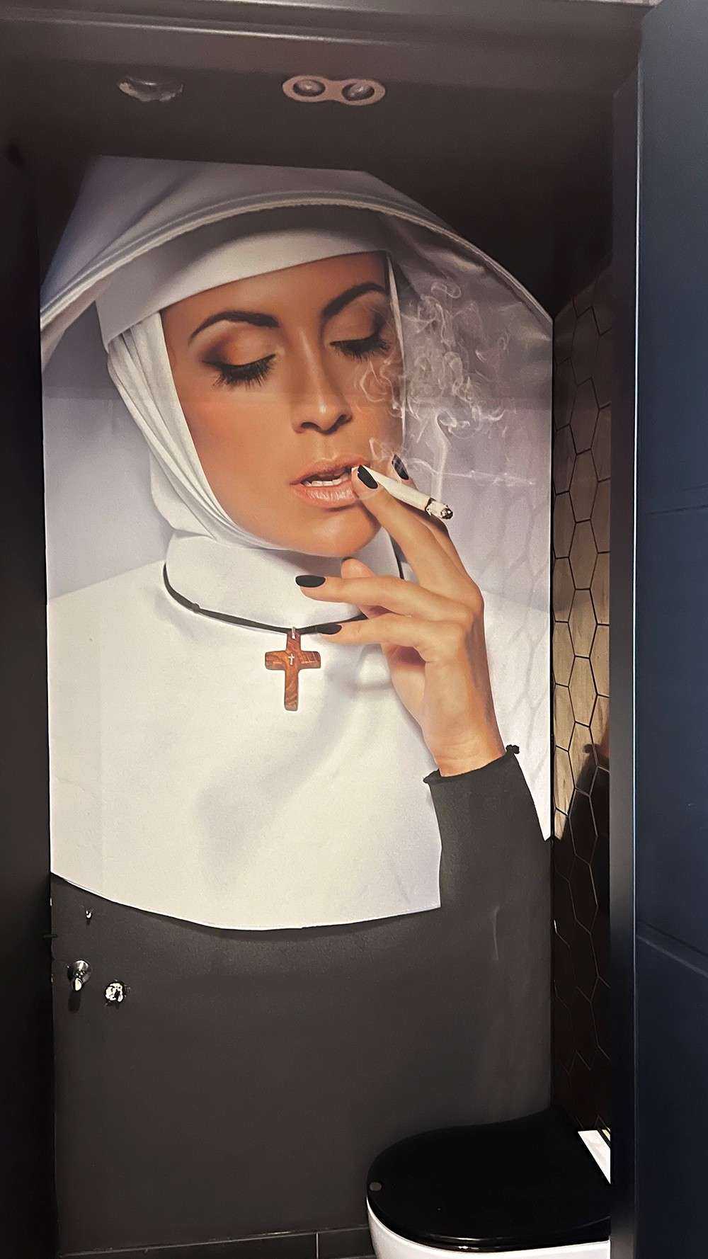Nunna med Cigarett