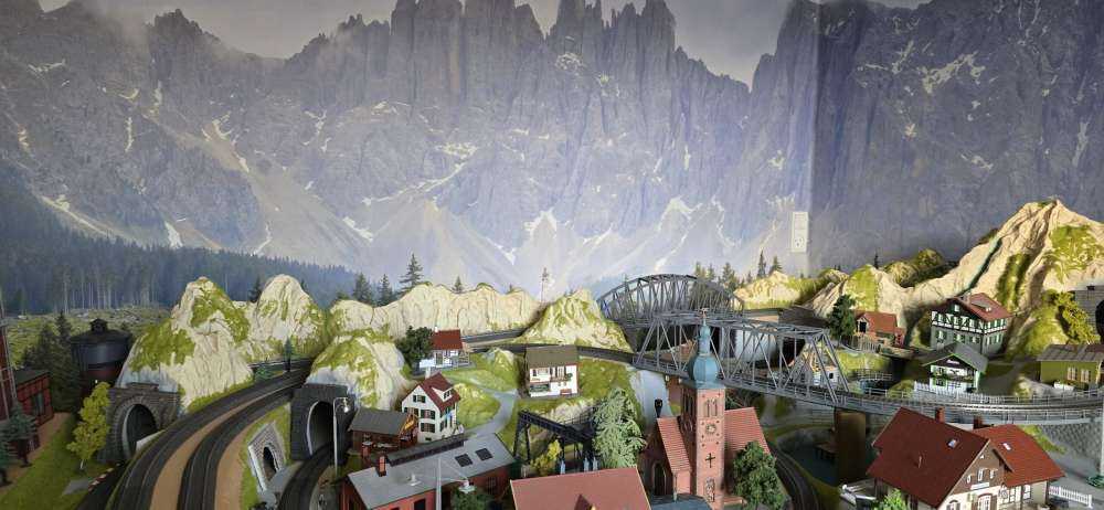 Berg med träd och moln