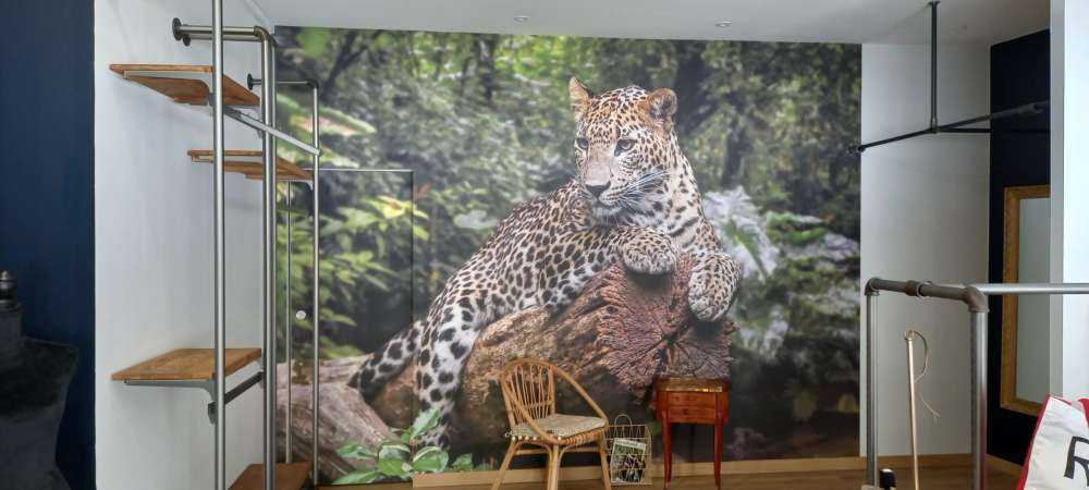 Leopard på träd