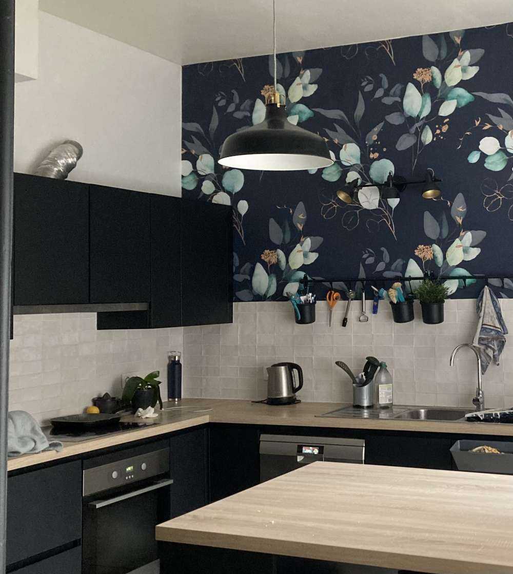 Mørkeblå blade med guld