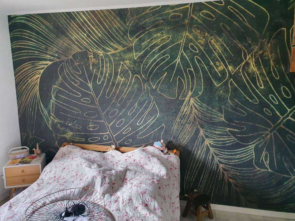 Grønn struktur med gylne blader