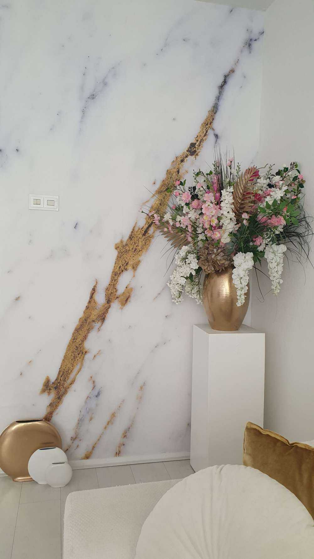 Hvid marmor med gyldne årer