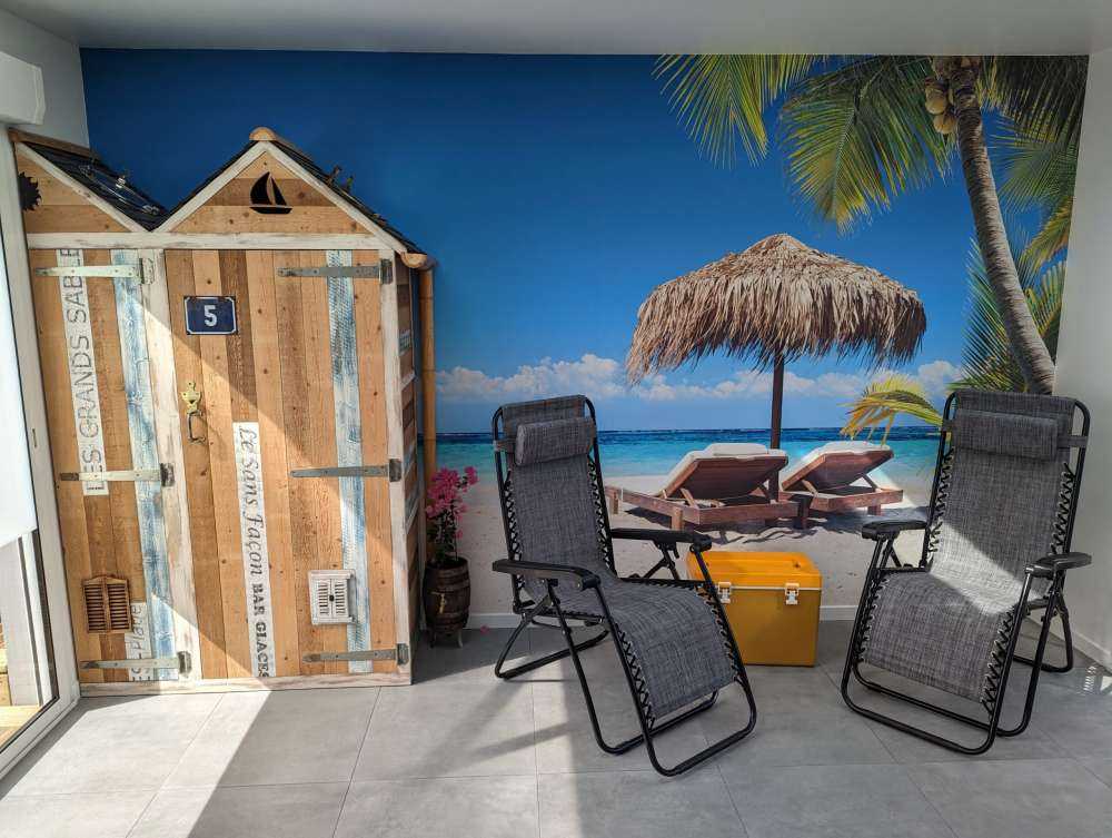 Stoler og parasoll på tropisk strand