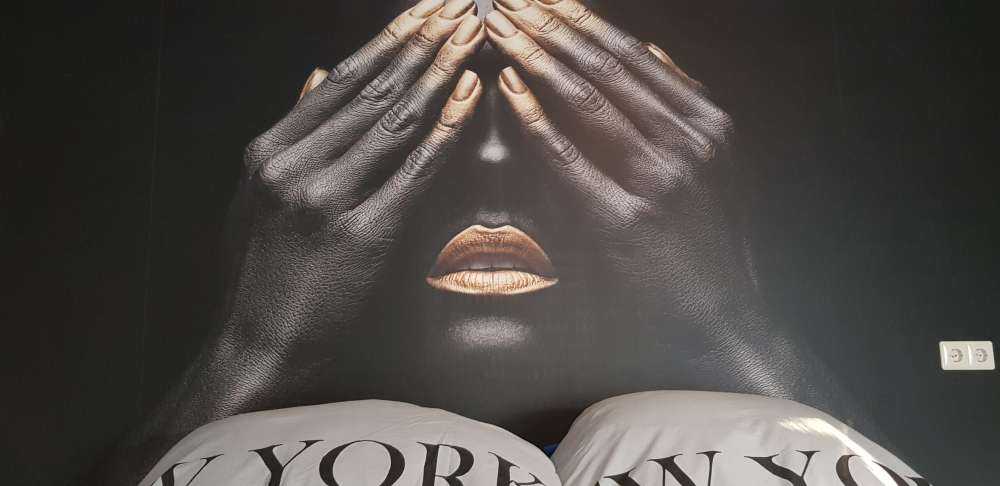 Kvinne med hendene foran øynene