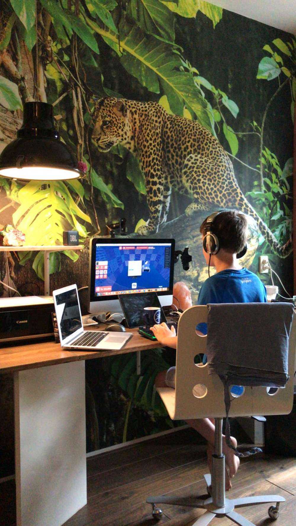 Leopard på en gren