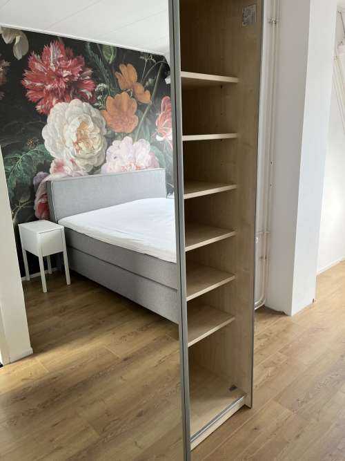 Stadig liv med blomster i en glasvase