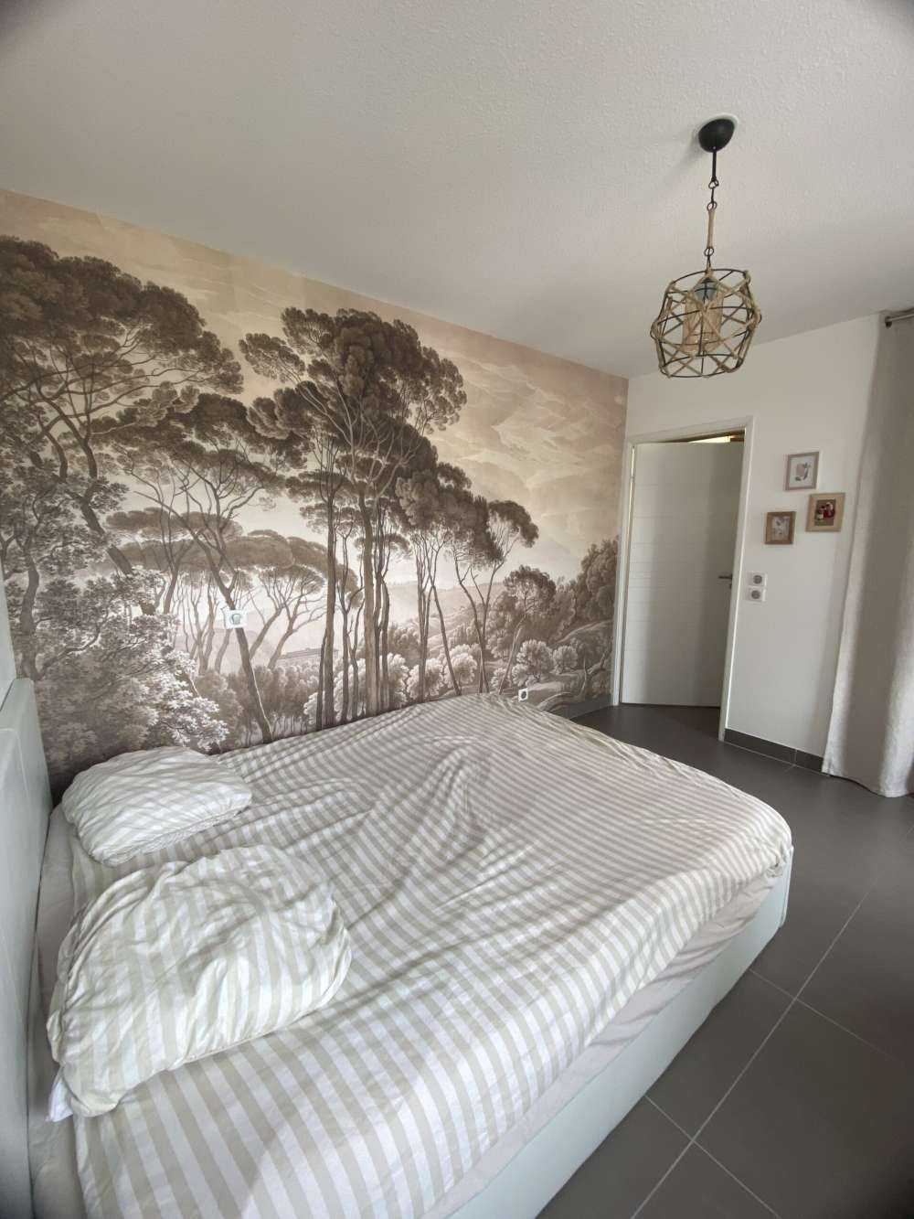 Skovlandskab nær Rom med nedgående sol