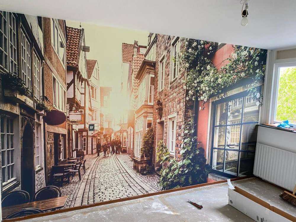 Solnedgang i en gammel gade