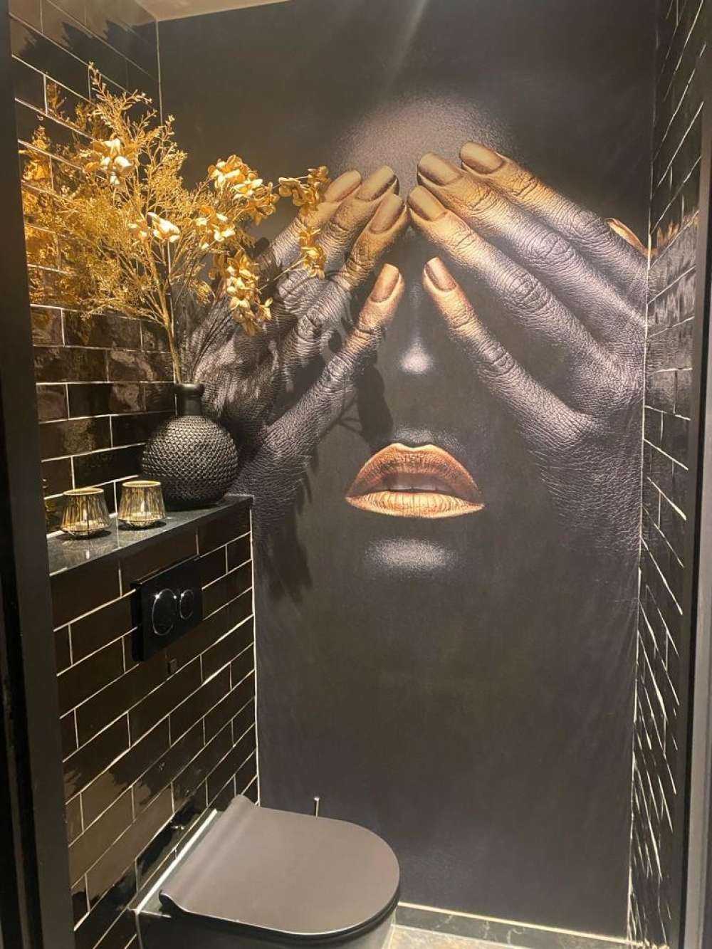 Kvinne med hendene foran øynene