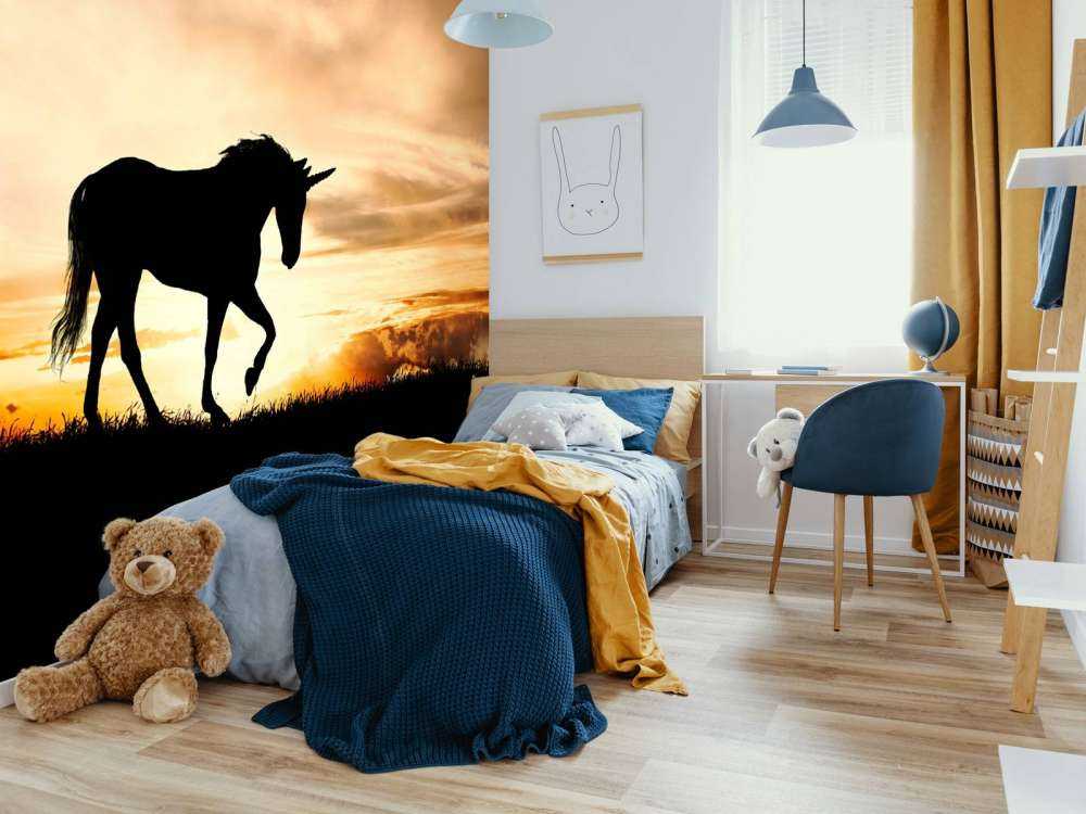 Silhuet af en enhjørning ved solnedgang