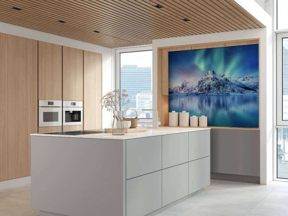 Nordlys over et frossent hav og bjerge