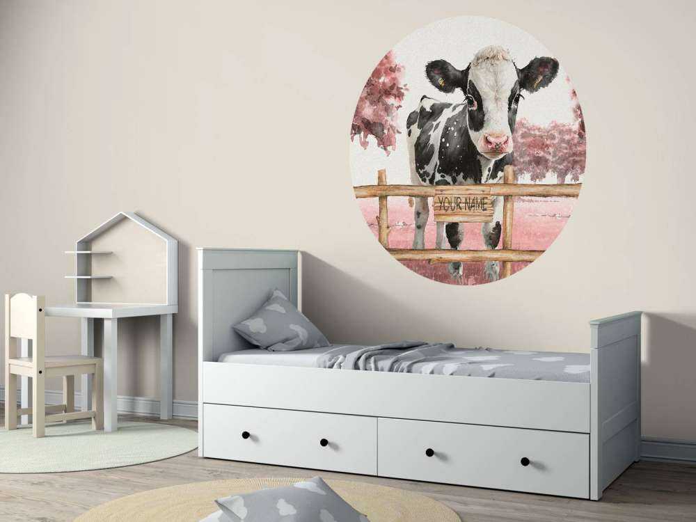 Ung ko på engen lyserød