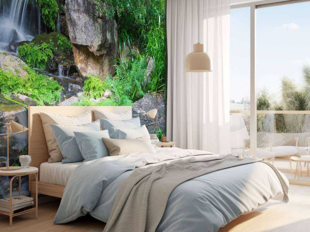 Vattenfall med tropiska växter