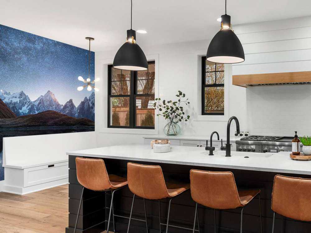 Berg med snö på natten